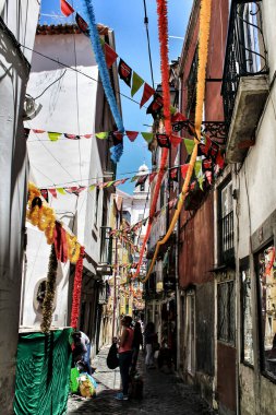 Lizbon, Portekiz- 10 Haziran 2018: Lizbon 'daki Alfama Mahallesi' ndeki Aziz Anthony şenlikleri için sokaklar çelenklerle süslendi