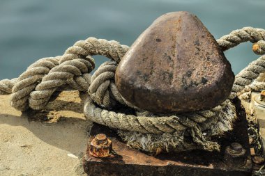 Santa Pola, Alicante, İspanya limanında bağlı halatla paslı demirleme bölmesi