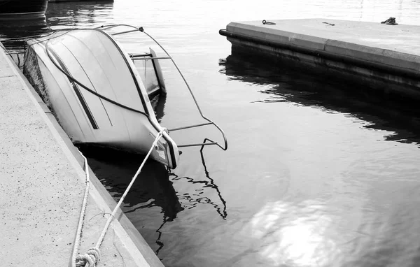 Barco Pesquero Volcado Por Tormenta Amarrado Puerto Santa Pola Alicante — Foto de Stock