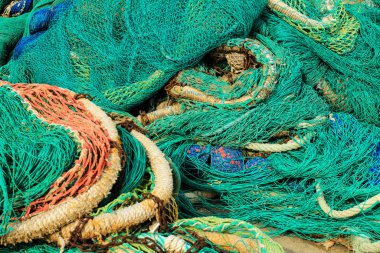 Santa Pola, Alicante, İspanya limanında balık ağları, şamandıralar ve ipler