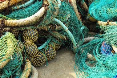 Santa Pola, Alicante, İspanya limanında balık ağları, şamandıralar ve ipler