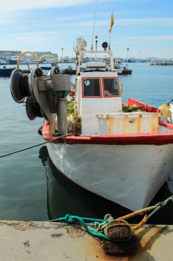 Santa Pola limanına demirlemiş balıkçı tekneleri, Alicante, İspanya.