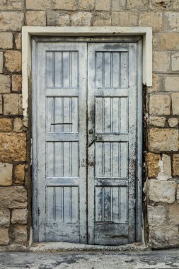 İspanya Alicante 'de demir detayları olan eski ahşap bir kapı.