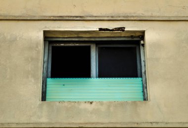 Santa Pola köyünde ahşap pencereli eski bir ev cephesi. İspanya, Valencia 'da..