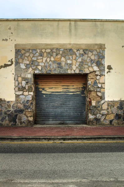 Spanya Paslı Metal Kapılı Cephe Sarıya Boyanmış — Stok fotoğraf