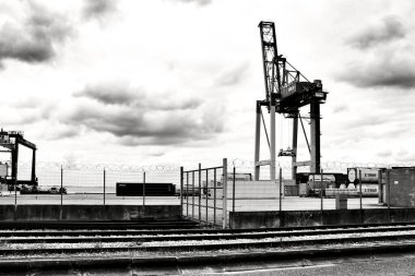 Lizbon, Portekiz- 7 Haziran 2018: Lizbon, Portekiz limanındaki vinç ve konteynırlar