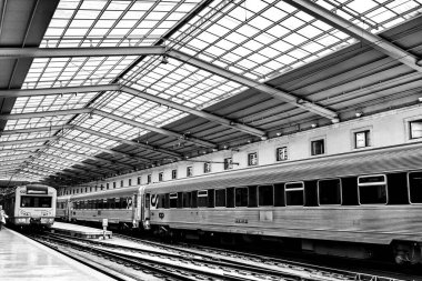 Lizbon, Portekiz- 11 Haziran 2018: Lizbon 'daki Santa Apolonia Tren İstasyonu. Monokrom Fotoğrafçılık. Yerde güzel bir mozaik.