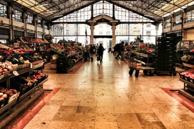 Lizbon, Portekiz- 11 Haziran 2018: Lizbon 'da güzel ve klasik Ribeira pazarı