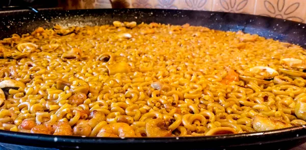 典型的西班牙菜式称为 Fideua 由海鲜制成 — 图库照片