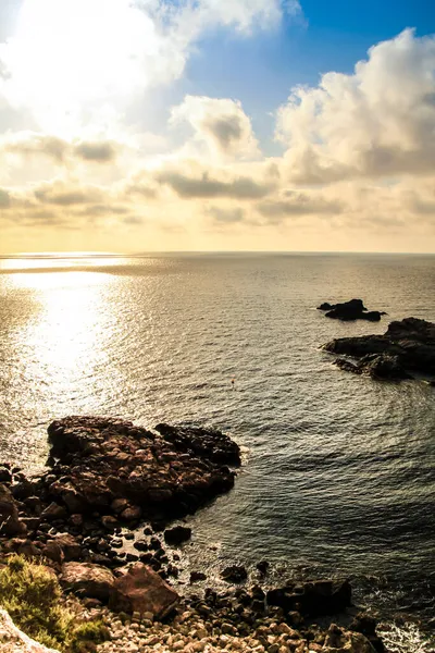 Cabo Palos Sahilinin Güzel Manzarası Yazın Şafağında Kayalıkları Koylarıyla — Stok fotoğraf