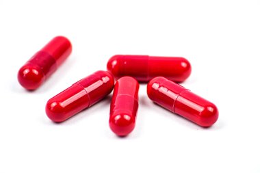 Beyaz arka planda Covid tedavisi için kırmızı haplar