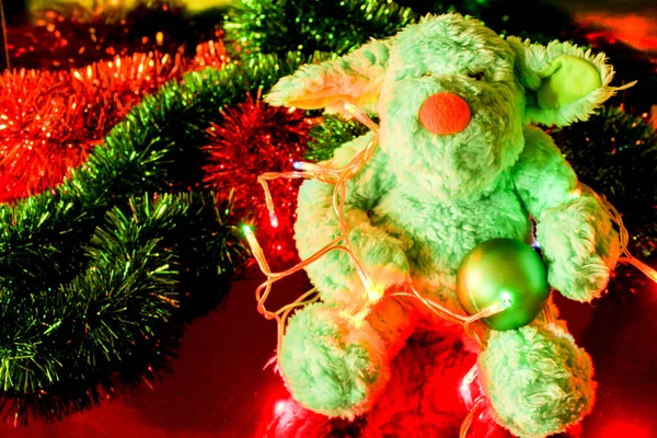 Urso Pelúcia Com Bolas Árvore Natal Guirlandas Outros Elementos Decorativos — Fotografia de Stock
