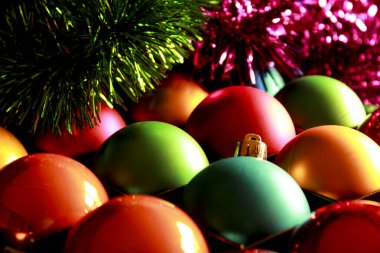 Güzel ve renkli Noel ağacı topları ve çelenkler