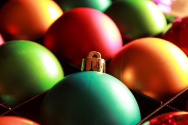 Güzel ve renkli Noel ağacı topları ve çelenkler