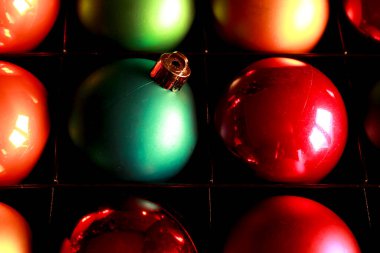 Güzel ve renkli Noel ağacı topları ve çelenkler