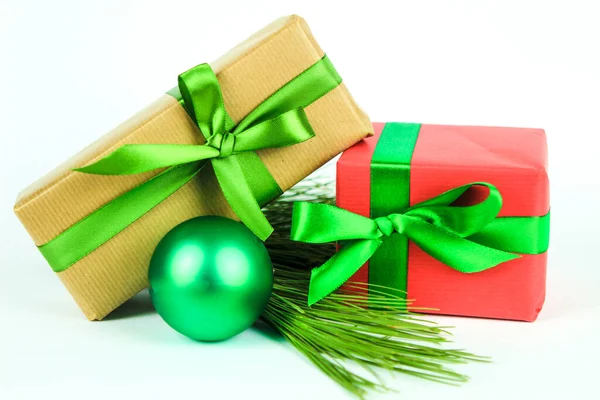Dárky Zabalené Barevným Papírem Zelené Luky Vedle Vánoční Dekorace Bílém — Stock fotografie