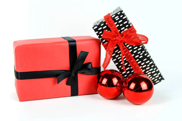 Подарки Завернутые Цветную Бумагу Красные Черные Банты Рядом Украшением Рождества — стоковое фото