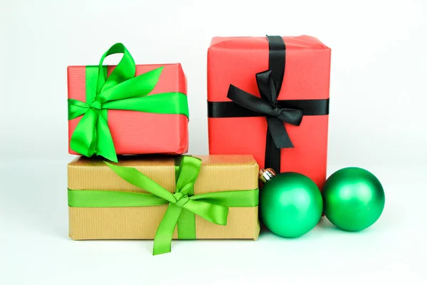 Gifts Wrapped Brown Red Paper Green Black Bows Next Christmas — Stock Photo, Image