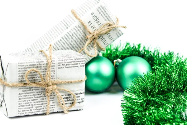 Cadeaus Verpakt Oude Krant Met Groen Koord Touw Groene Kerstballen — Stockfoto