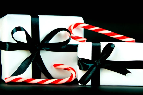 Подарки Обернутые Белой Бумагой Черными Бантами Рядом Рождественским Украшением Черном — стоковое фото