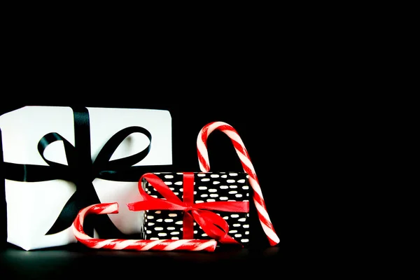 Presentes Embrulhados Com Papel Preto Branco Arcos Vermelhos Pretos Lado — Fotografia de Stock