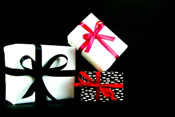 Gifts Wrapped Colorful Paper Red Black Bows Black Background — Stock Photo, Image