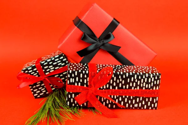 Подарунки Загорнуті Барвистим Папером Червоним Чорним Бантами Поруч Різдвяною Прикрасою — стокове фото