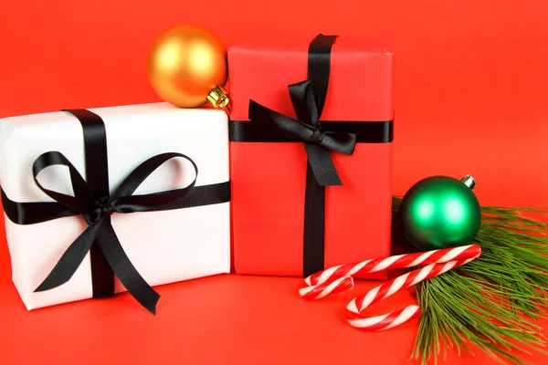 Подарки Завернутые Черно Белую Бумагу Черные Банты Рядом Рождественским Украшением — стоковое фото