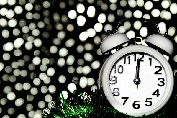 真夜中に新年 背景に明るい休日の光と12時位置に時計 — ストック写真