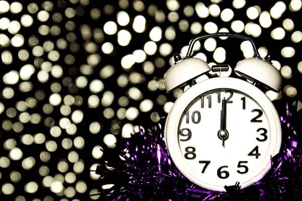 Neujahr Mitternacht Uhr Zwölf Uhr Mit Hellen Weihnachtslichtern Hintergrund — Stockfoto