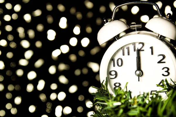 Neujahr Mitternacht Uhr Zwölf Uhr Mit Hellen Weihnachtslichtern Hintergrund — Stockfoto