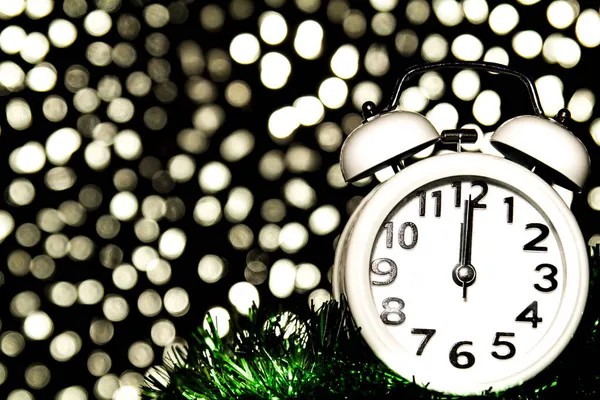 Новый Год Полночь Часы Двенадцать Часов Фоне Ярких Праздничных Огней — стоковое фото