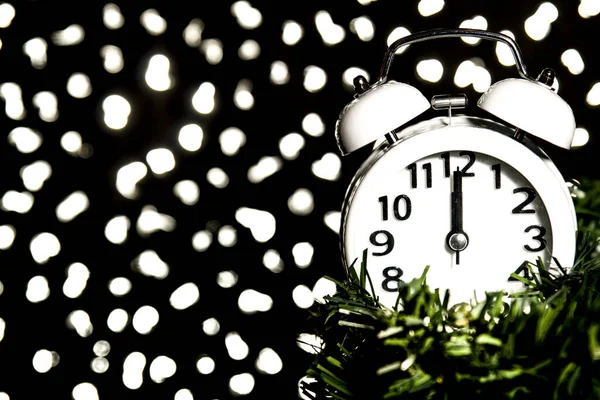 Ano Novo Meia Noite Relógio Doze Horas Com Luzes Brilhantes — Fotografia de Stock