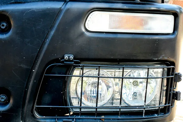 大型トラックとブラックボディワークのヘッドライト — ストック写真