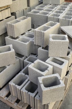 Bir depoda satılık gri beton tuğlalar.