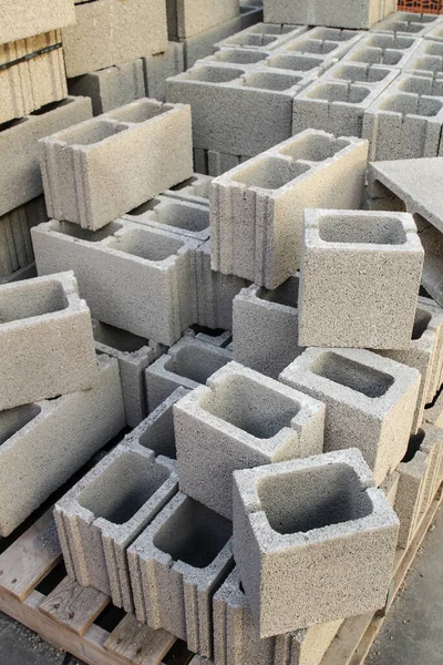 Bir depoda satılık gri beton tuğlalar.
