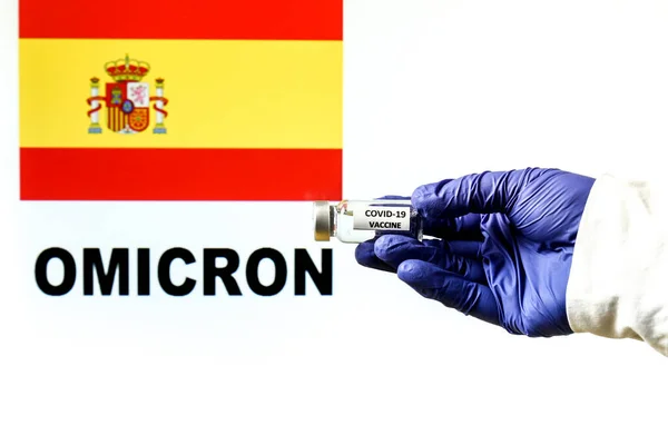 Ręczne Trzymanie Fiolki Szczepionką Przeciw Wirusowi Hiszpańska Flaga Omicron Covid — Zdjęcie stockowe