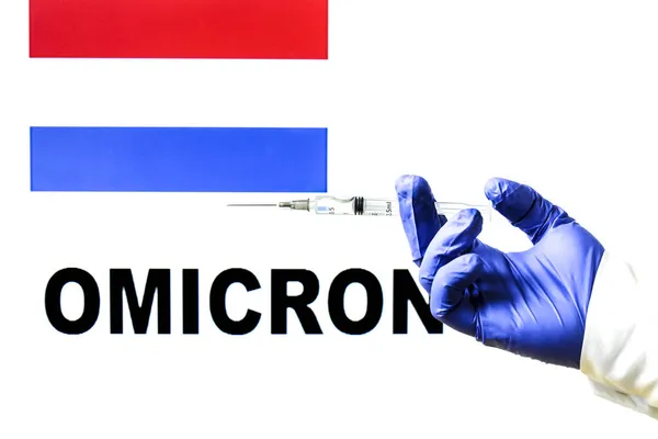 Jeringa Mano Con Vacuna Covid Bandera Holandesa Variante Omicron Covid — Foto de Stock