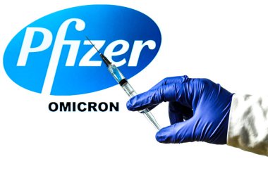 Madrid, İspanya - 29 Kasım 2021: Covid-19 aşı ve Pfizer logosu ile el ele tutuşma şırıngası ve beyaz arka planda yazılmış Yeni Varyant Omicron kelimesi.