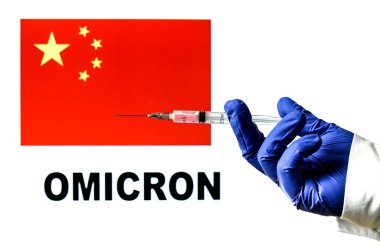 El ele tutuşma şırıngası ve covid aşısı. Çin bayrağı ve Omicron covid değişken kelimesi arka planda yazıldı