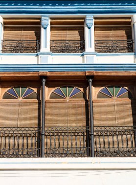 Güzel pencereli eski renkli ve görkemli cephe Polop köyü, Alicante, İspanya.