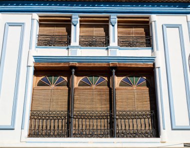 Güzel pencereli eski renkli ve görkemli cephe Polop köyü, Alicante, İspanya.