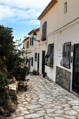 İspanya 'nın Alicante kentindeki Polop şehrinin Dar Sokak ve tipik cepheleri
