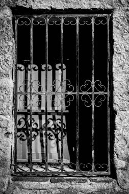 Polop Köyü, Alicante, İspanya 'daki eski bir evin kırık ve hasarlı penceresi.