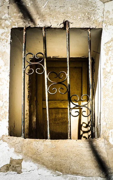 Polop Köyü, Alicante, İspanya 'daki eski bir evin kırık ve hasarlı penceresi.