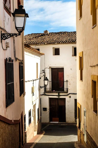 Keskeny Utca Tipikus Homlokzata Történelmi Város Polop Alicante Spanyolország — Stock Fotó