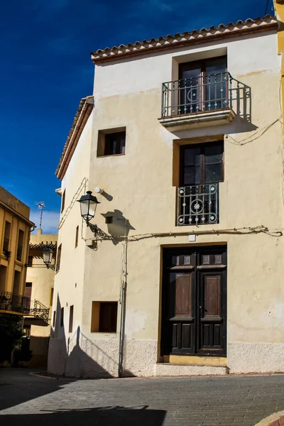 西班牙阿利坎特历史名城Polop的窄街和五彩斑斓的立面 — 图库照片