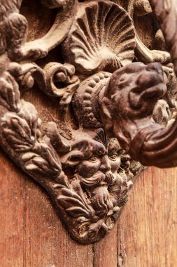 İspanya, Alicante 'deki Polop köyünün kahverengi ahşap kapısında klasik kapı tokmağı şekli