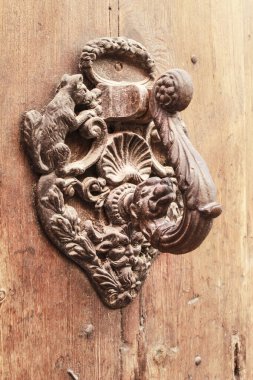 İspanya, Alicante 'deki Polop köyünün kahverengi ahşap kapısında klasik kapı tokmağı şekli