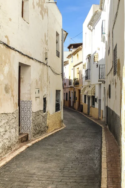 狭い通りとアリカンテ スペインの歴史的な町の典型的なファサード — ストック写真